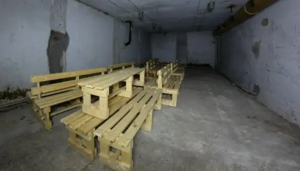 Подвалы домов и подземные паркинги в Москве оснащают скамейками