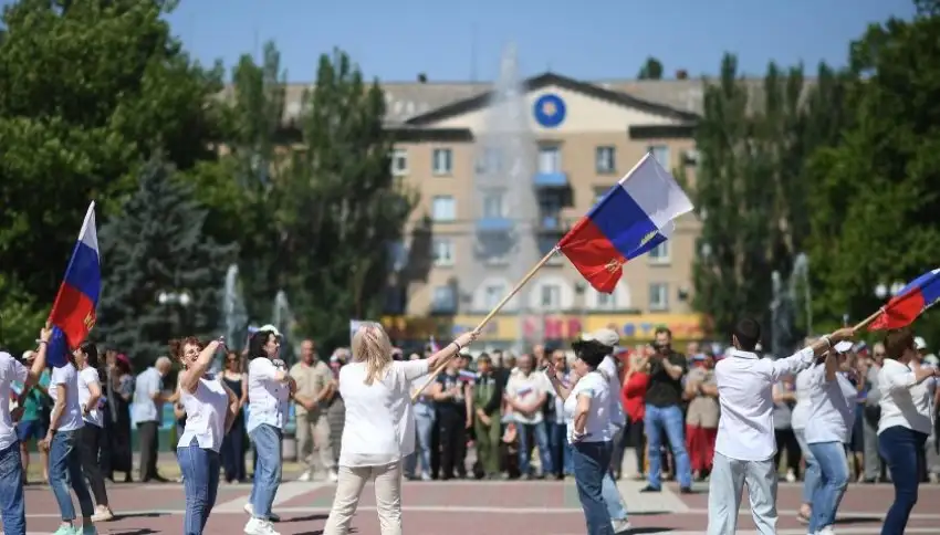 URA.RU: Российский флаг убрали с главной площади Мелитополя для ремонта флагштока