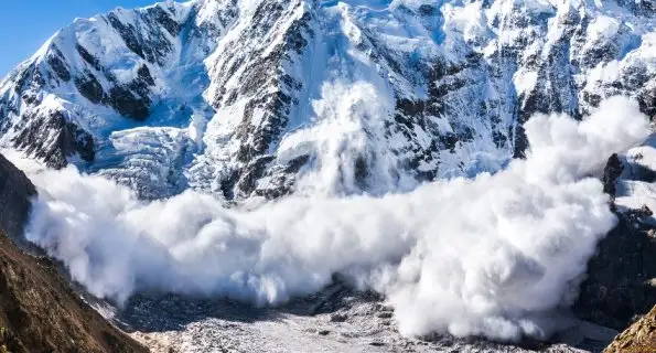 В Хакасии сноубордисты сняли на видео сход лавины неподалеку от поселка Приискового
