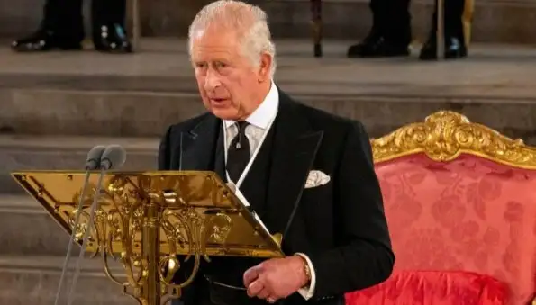 Король Карл III затиранил прислугу во дворце, ломая вещи