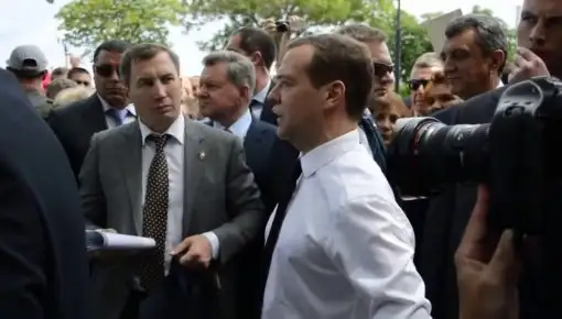 АиФ: Медведев никогда не говорил "Денег нет, но вы держитесь"