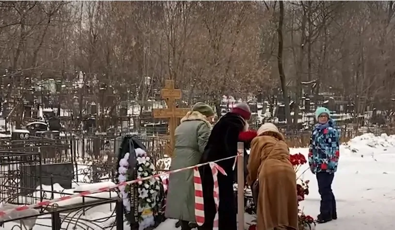 Вдова Александра Градского вместе с сыном навестила его могилу в годовщину смерти