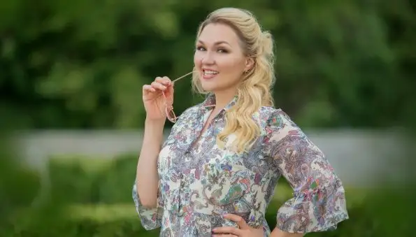 Звезда Comedy Woman Надежда Ангарская призналась, что ждет ребенка от тренера своего сына