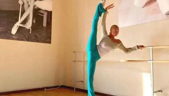 46-летняя балерина Анастасия Волочкова зажигательно исполнила партию "Кармен"