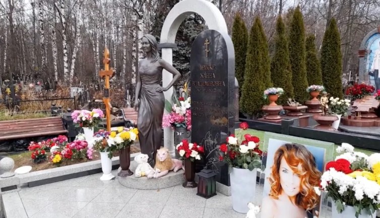 Состояние могилы певицы Жанна Фриске вызвало шок