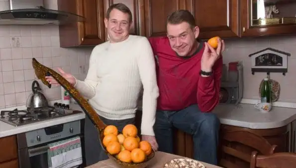 Борющегося с раком Александр Пономаренко похудел на 20 килограмм и ест из рук жены