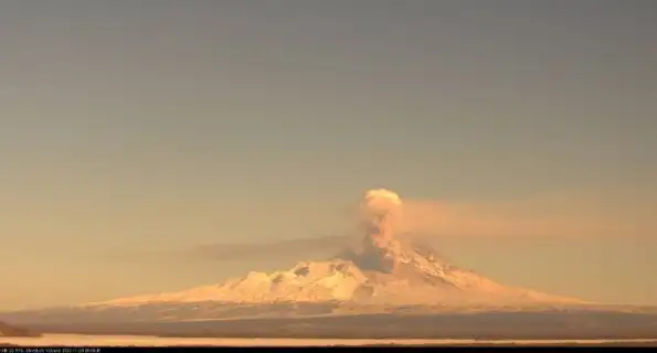 Исследователи запечатлели кадры извержения Камчатского вулкана Шивелуч