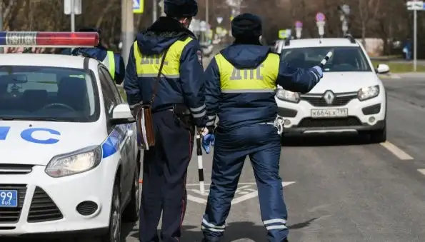 В Екатеринбурге полицейские избили мужчину и привязали к сидению автомобиля ремнями за шею