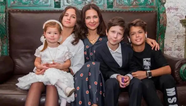 Актриса Екатерина Климова поделилась редким снимком своих четверых детей от разных мужей