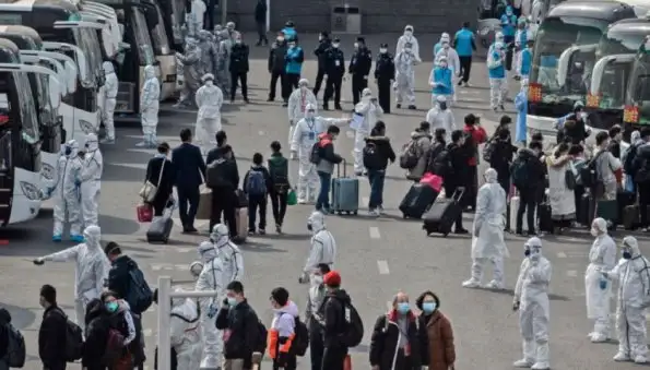 В Китае рабочие завода Apple в антиковидных одеждах устроили бунт против ограничений