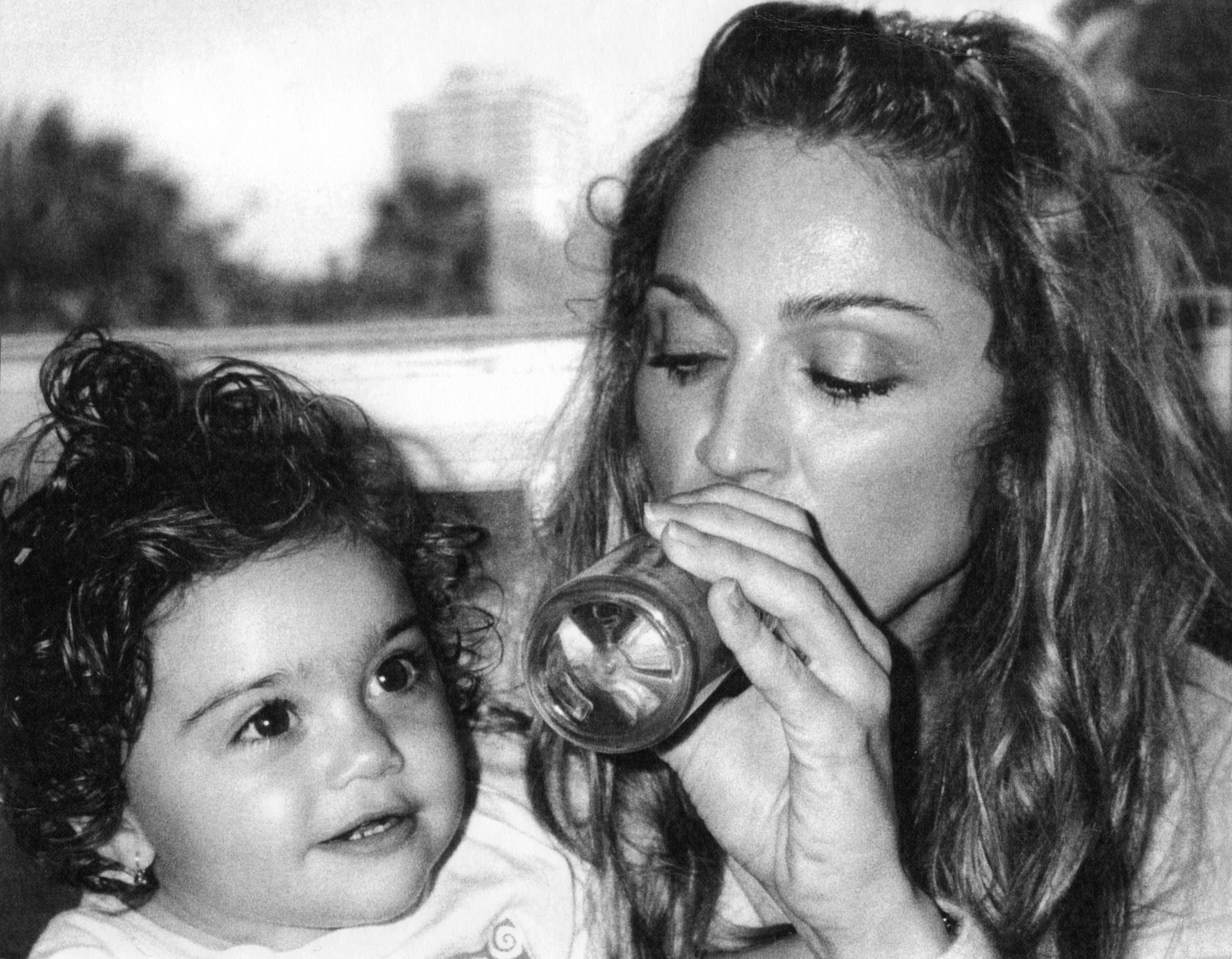 26-летняя дочь певицы Мадонны Лурдес пожаловалась на тяжелую жизнь ребенка знаменитости