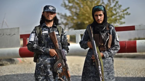 Полиция Афганистана показала патрульных на роликах с автоматами