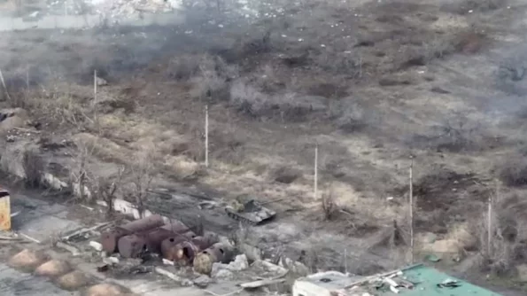 В Сети появилось видео штурма российским танком промзоны в Авдеевке