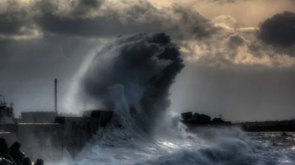 Появилось видео, на котором житель Сочи чудом спасся от штормовой волны