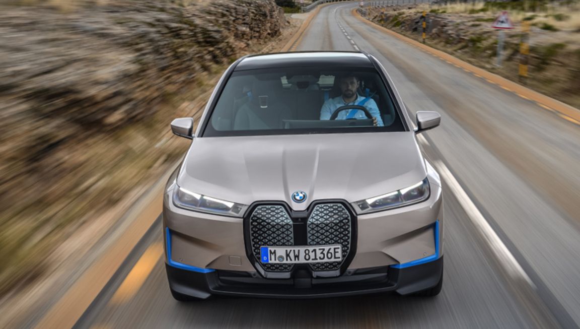 BMW официально представила флагманский электрокар