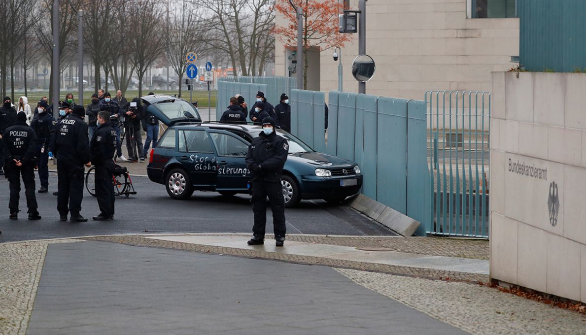 Автомобиль врезался в ворота ограждения резиденции Меркель в Берлине