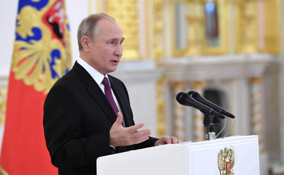 Путин призвал чиновников обратить внимание на проблемы с доходами населения