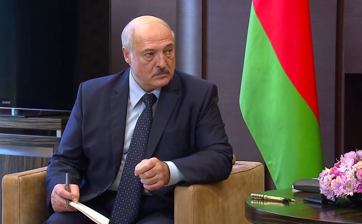 Лукашенко заявил, что не будет президентом при новой конституции