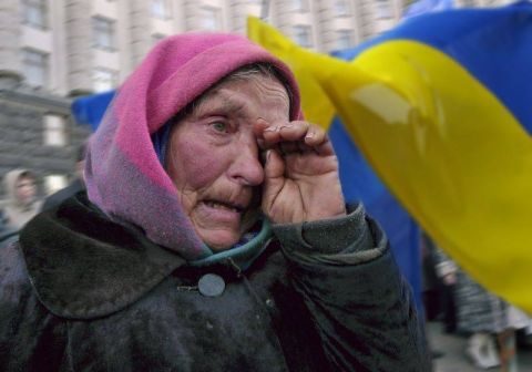 Экс-депутат Рады опубликовал видео с раздачей еды пенсионерам на Украине