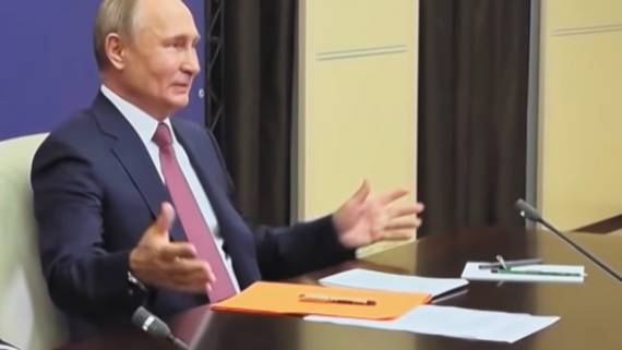 Объяснены манипуляции Путина с оранжевой папкой