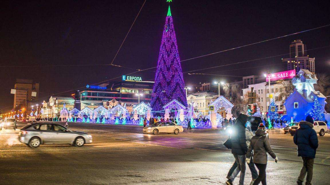 В Екатеринбурге начали ставить новогоднюю ёлку