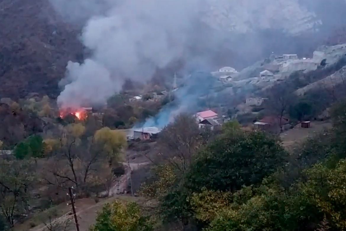 Жители перешедших Азербайджану районов Карабаха стали сжигать свои дома