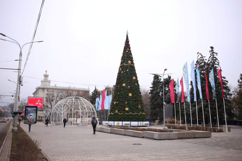 В Ростове установят новогоднюю елку у парка Горького и откроют ее в онлай-формате