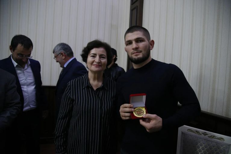Мать Хабиба Нурмагомедова наградили медалью «Лучшая мама» в Дербенте