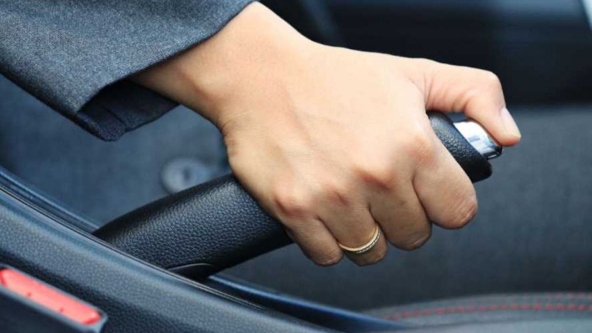 Названы опасные ошибки водителей при использовании «ручника»