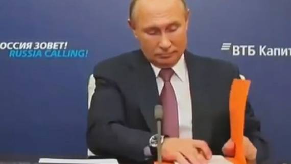 Стало известно, почему Путин вывернул папку с записями при работе в онлайн-режиме