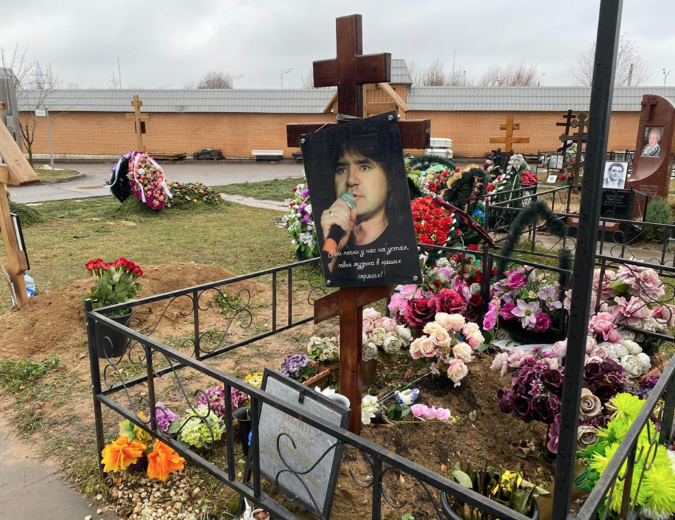 Могила Евгения Осина приходит в запустение спустя два года после похорон