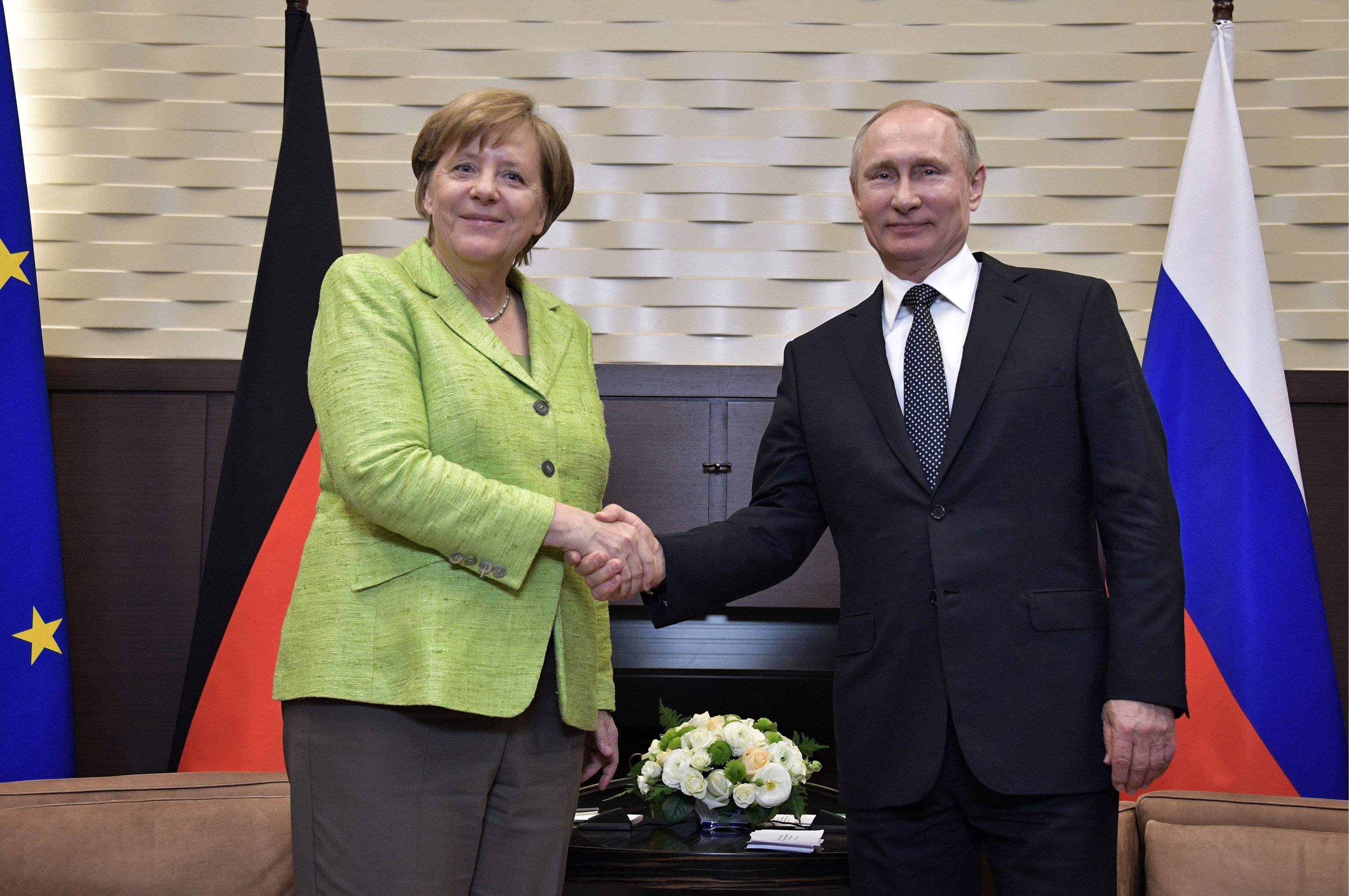 Немцы стали меньше доверять демократии в США и критичнее относиться к России