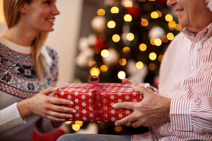 Более половины россиян снизят траты на новогодние подарки