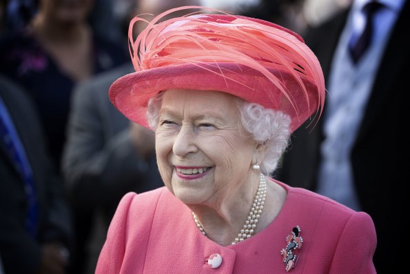 Королева Елизавета II посетила двойные крестины правнуков невзирая на проблемы со здоровьем