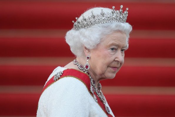 Стало известно, что королева Великобритании Елизавета II хранит в своём секретном сейфе