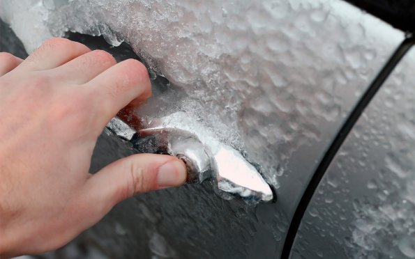Эксперты "АвтоВзляда" рассказали, что категорически нельзя делать с автомобилем в зимний период