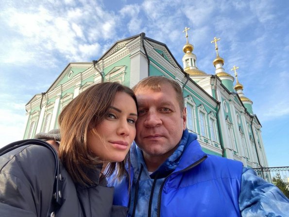 Александр Емельяненко поделился романтичным снимком со своей женой Полиной