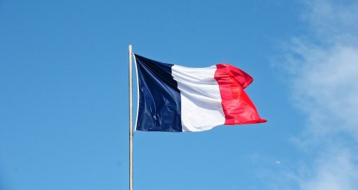 Europe1: президент Эммануэль Макрон изменил государственный флаг Франции