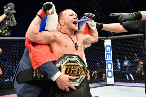 Россиянин Петр Ян завоевал пояс временного чемпиона после победы над Сэдхагеном на UFC 267