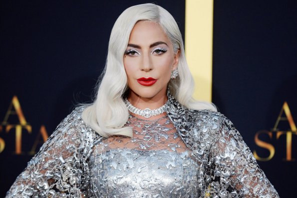Леди Гага надела винтажный наряд бренда Versace на премьеру фильма о модном доме Gucci