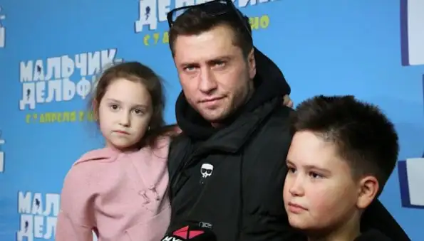 Актер Павел Прилучный оставил дома жену Зепюр Брутян и поехал с детьми в студию бокса
