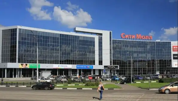 В Новокузнецке у торгового центра умер прохожий, который до этого пролежал на асфальте два часа