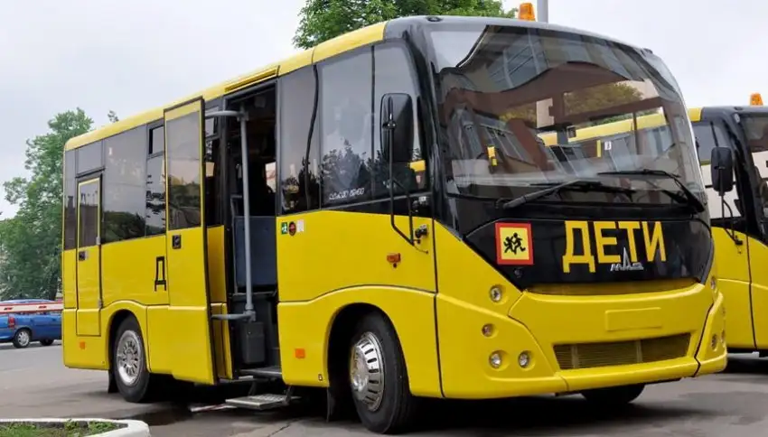 На занятия с комфортом: в Мелитополь привезли 42 школьных автобуса