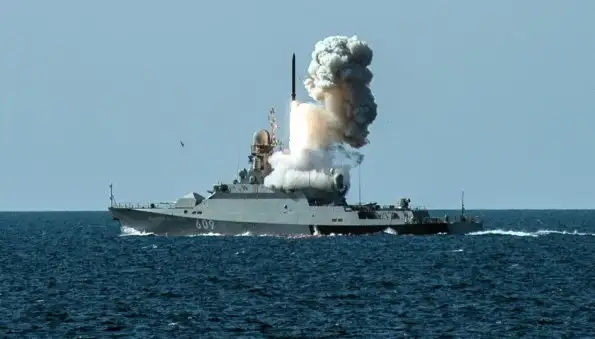 Корабли Черноморского флота отбивают атаку беспилотников ВСУ в Севастополе