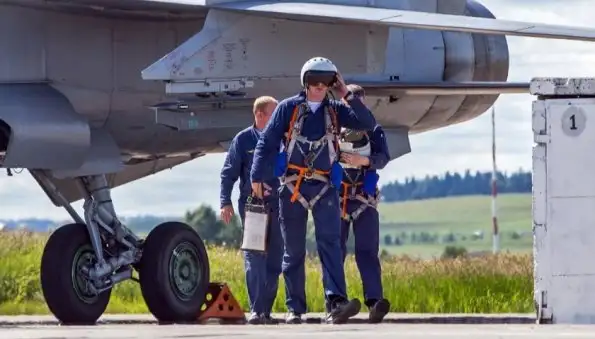 "Дядь, нормально все?": Очевидцы помогли пилоту упавшего в Ейске истребителя Су-34