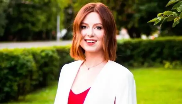 Певица Юлия Савичева чуть не убила музыканта туфлей во время выступления в Турции