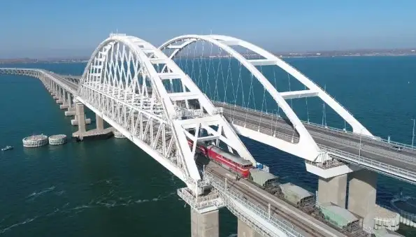 Сладков: Крымский мост взорван. Обе ветки (автомобильная и ж/д) перерезаны