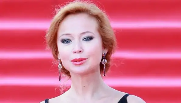 46-летняя актриса Елена Захарова выложила откровенное фото в купальнике