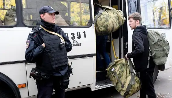 Власти Санкт-Петербурга назвали сотрудников военкоматов в подъездах «группами оповещения»