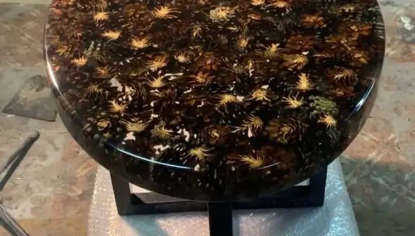 Мастер из Китая сделал столешницу из сосновых шишек (видео)